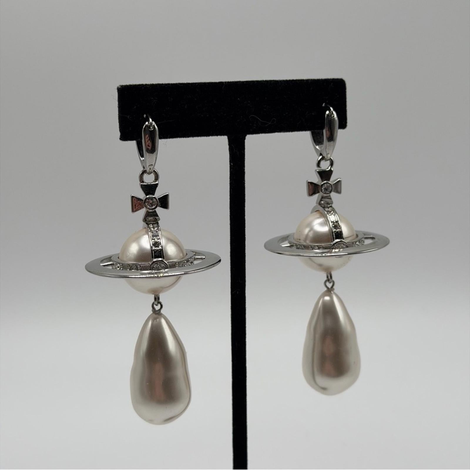 VIVIENNE WESTWOOD ORB BAROQUE PEARL DROP EARRINGS – SILVER