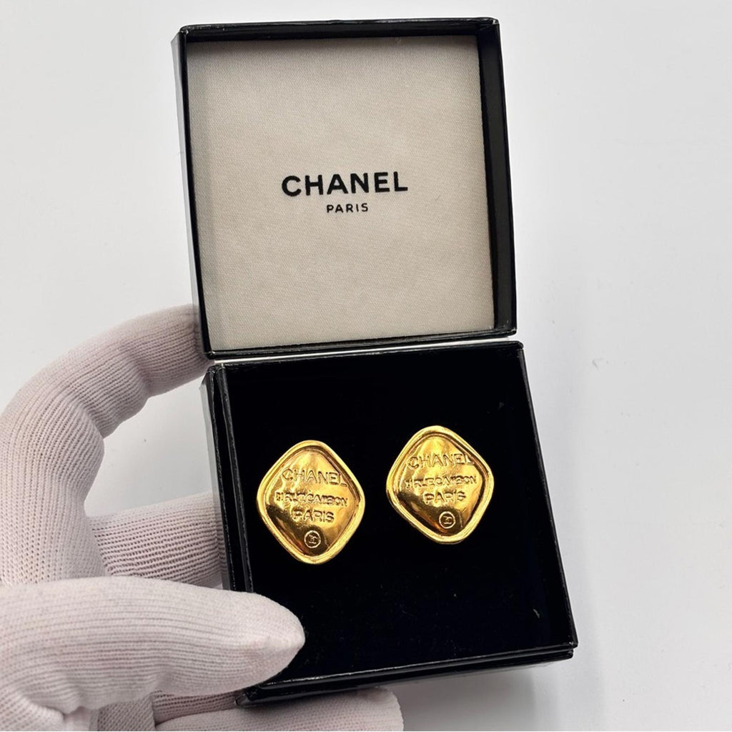 Auth Chanel Gold Plated CC Logo Round Rue Cambon Vintage Clip Earrings