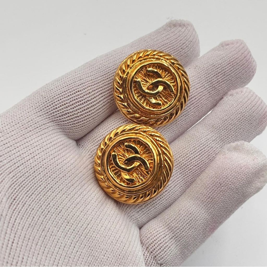 Chanel Vintage Gold Tone CC Logo Round Clip-On Earrings 93P