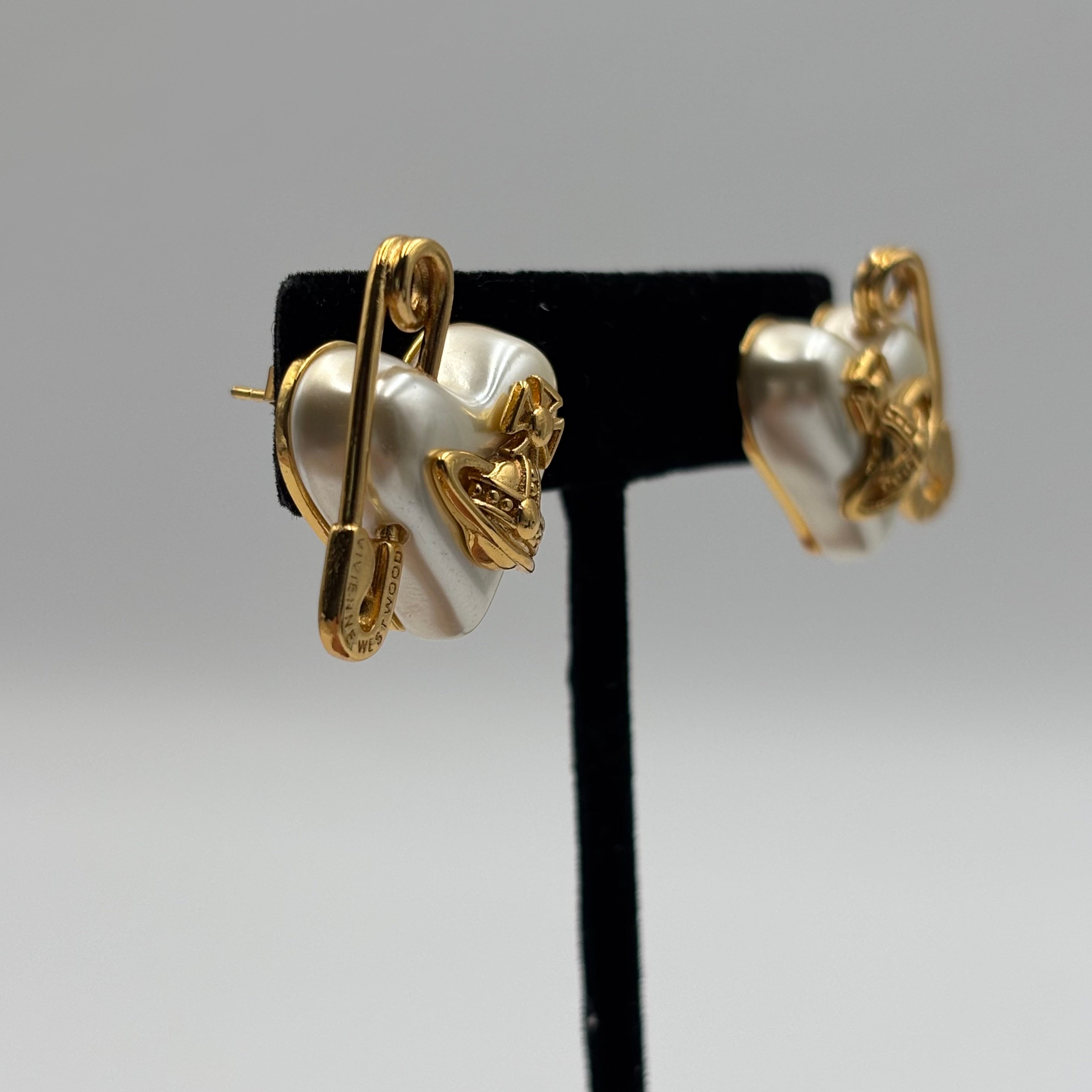Vivienne Westwood Orietta Pearl Heart Safety Pin Stud Earrings – Gold