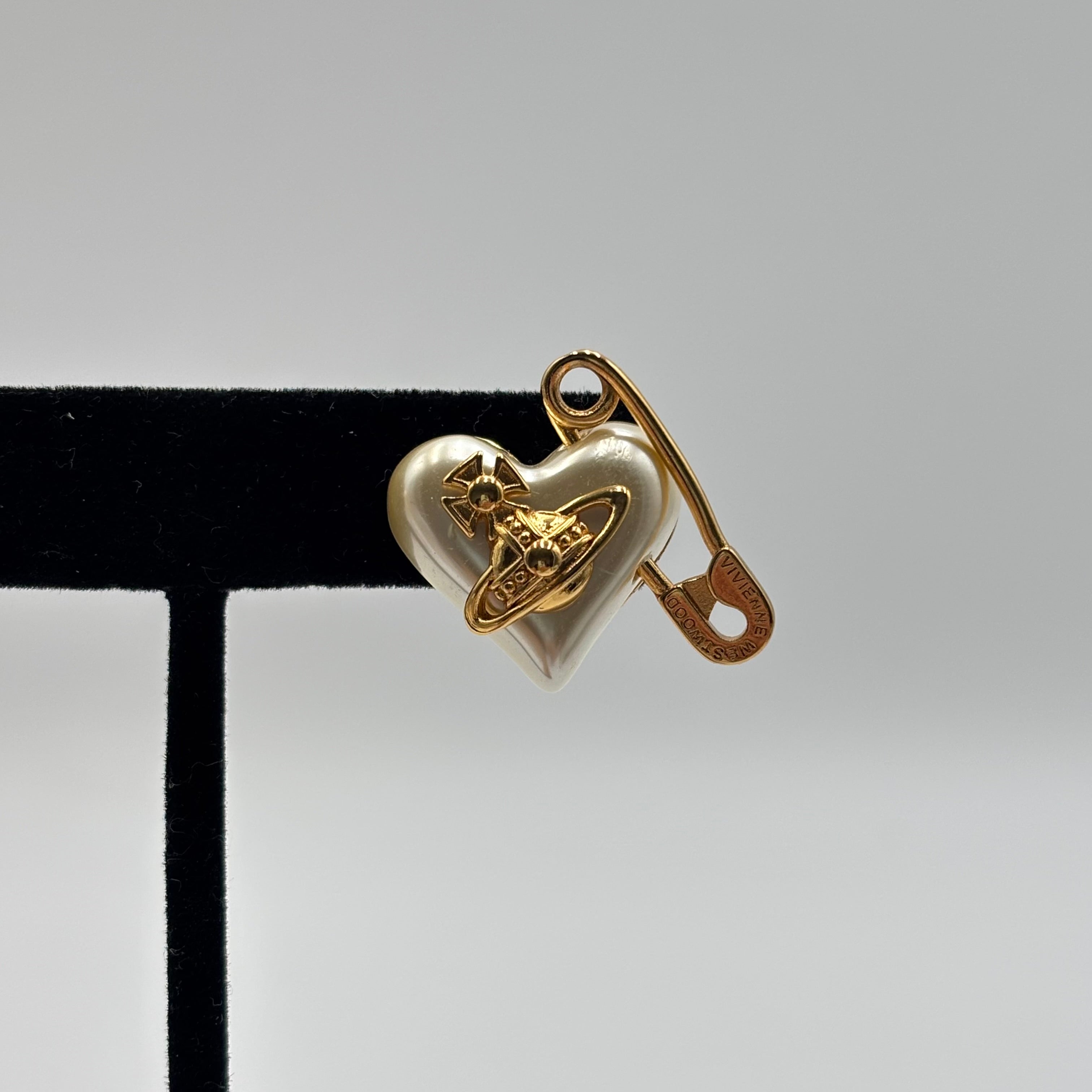 Vivienne Westwood Orietta Pearl Heart Safety Pin Stud Earrings – Gold