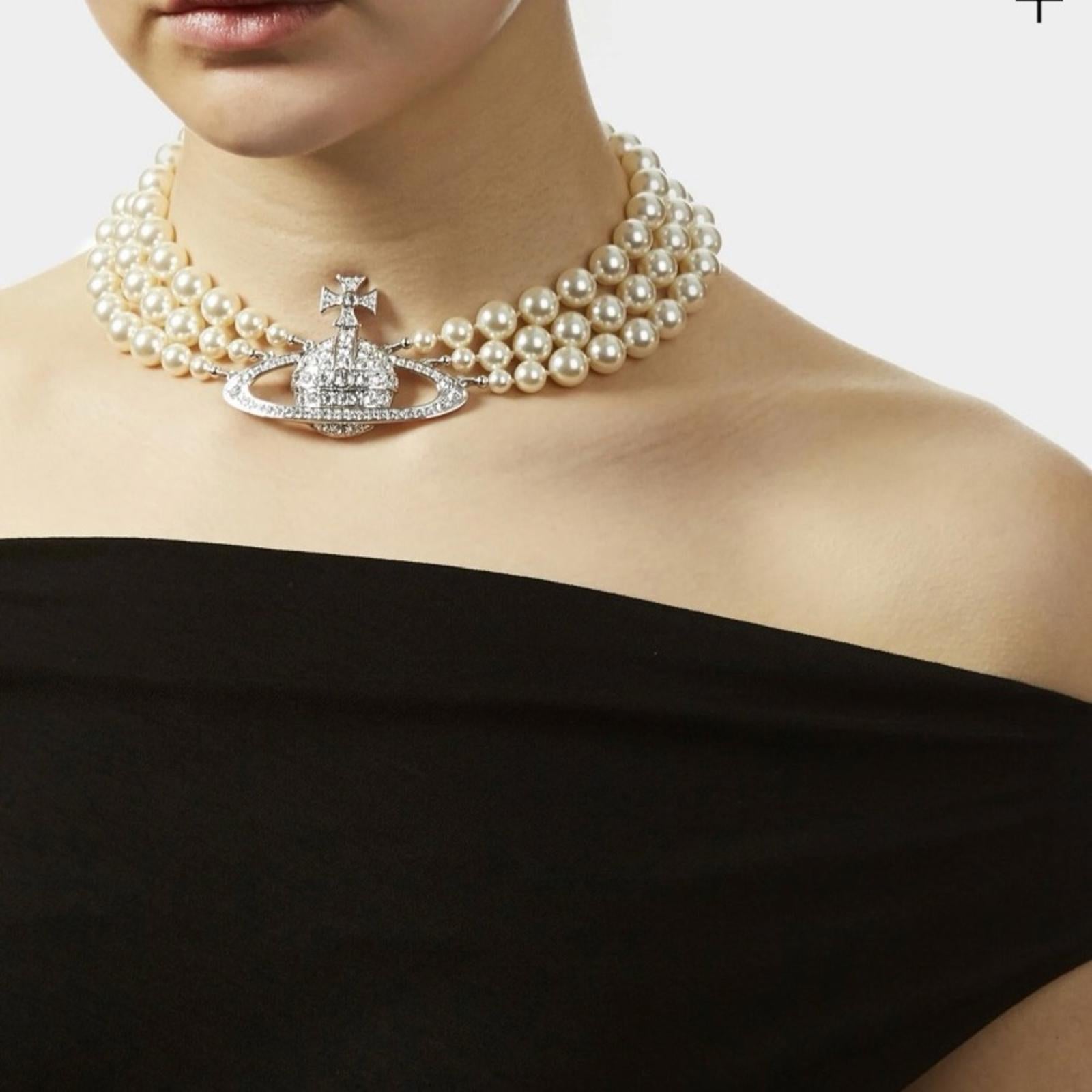 VIVIENNE WESTWOOD THREE ROW PEARL BAS RELIEF CHOKER