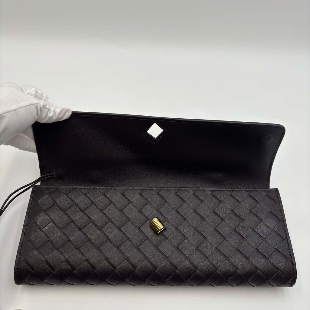 Bottega Veneta Andiamo Intrecciato Clutch in Fondant