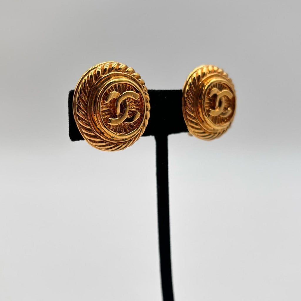 Chanel Vintage Gold Tone CC Logo Round Clip-On Earrings 93P