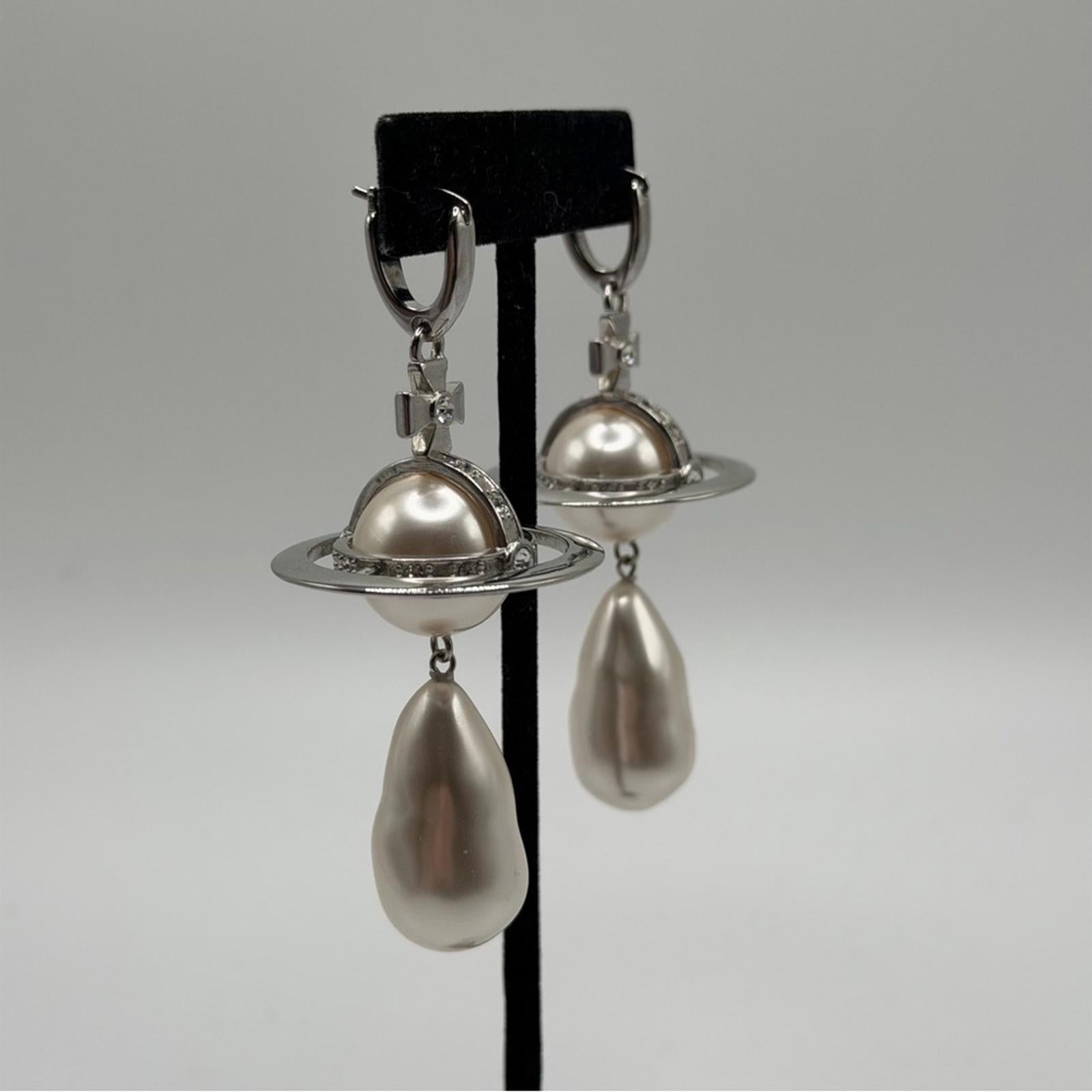 VIVIENNE WESTWOOD ORB BAROQUE PEARL DROP EARRINGS – SILVER