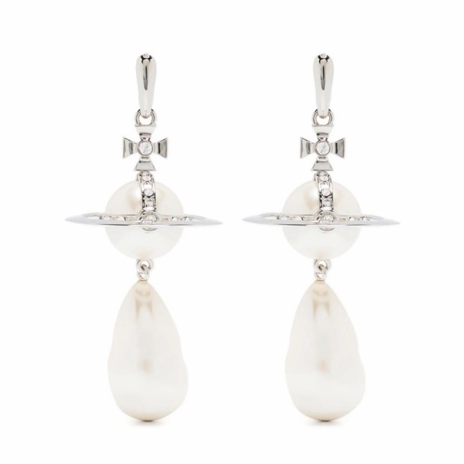 VIVIENNE WESTWOOD ORB BAROQUE PEARL DROP EARRINGS – SILVER