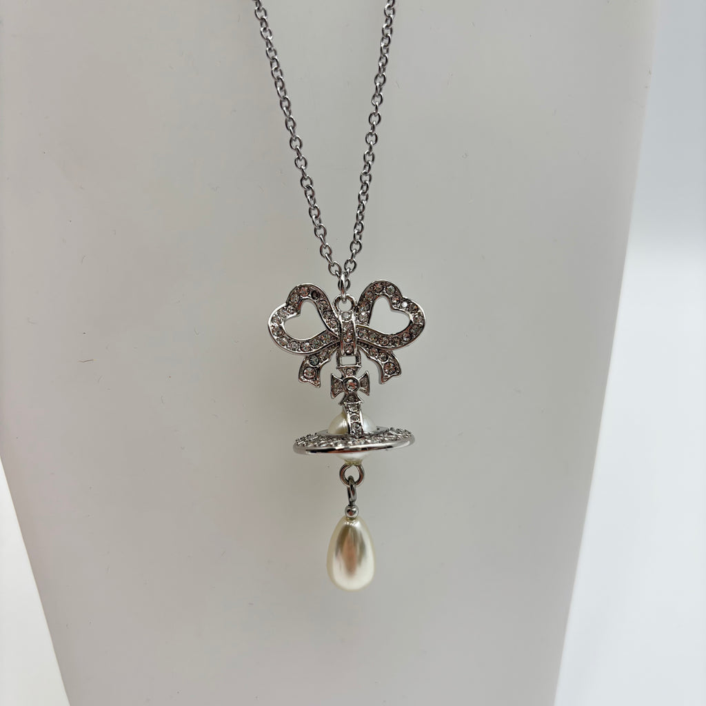 Vivienne Westwood Rigoberta Pearl Bow Orb Pendant Necklace – Silver / White