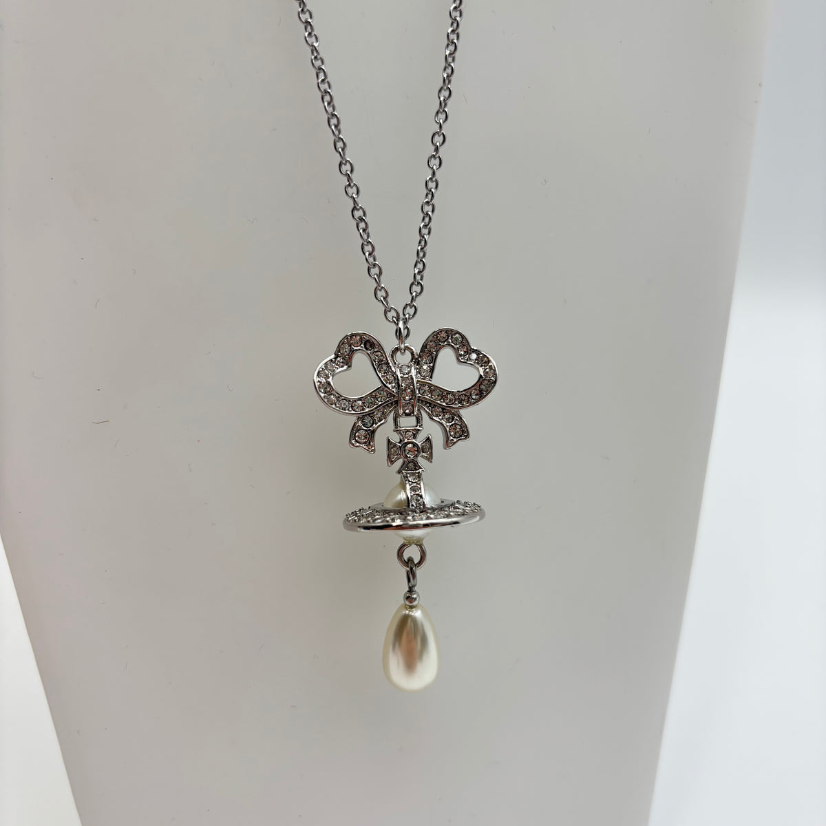 Vivienne Westwood Rigoberta Pearl Bow Orb Pendant Necklace – Silver / White