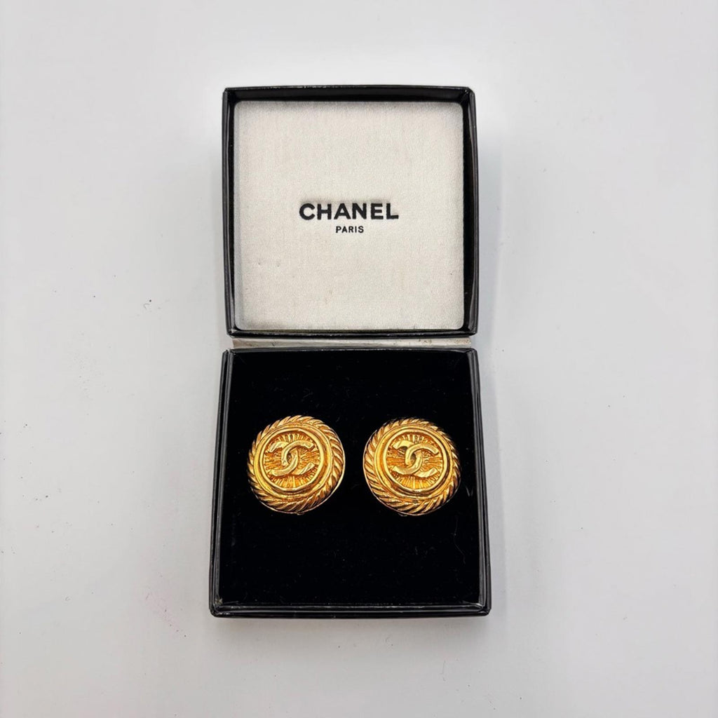 Chanel Vintage Gold Tone CC Logo Round Clip-On Earrings 93P