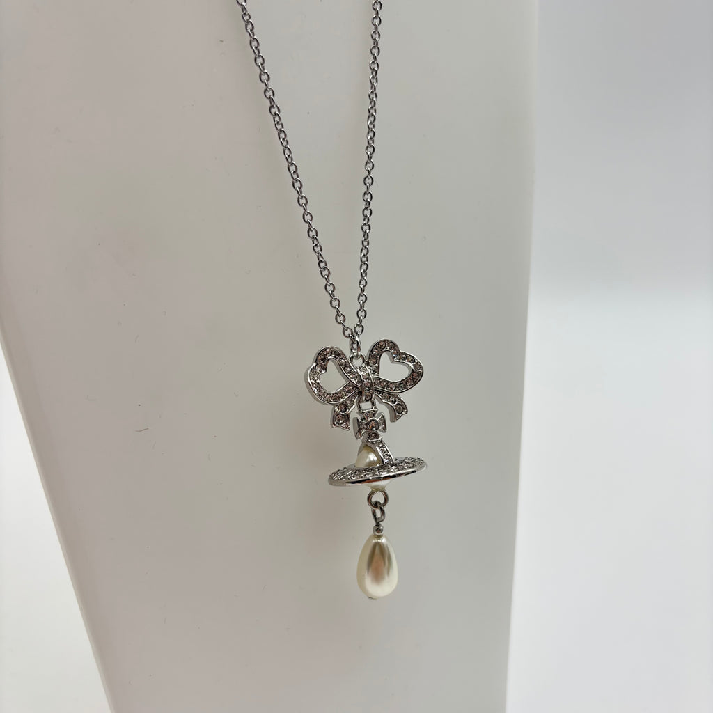 Vivienne Westwood Rigoberta Pearl Bow Orb Pendant Necklace – Silver / White