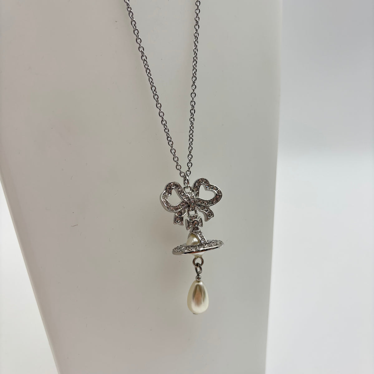 Vivienne Westwood Rigoberta Pearl Bow Orb Pendant Necklace – Silver / White