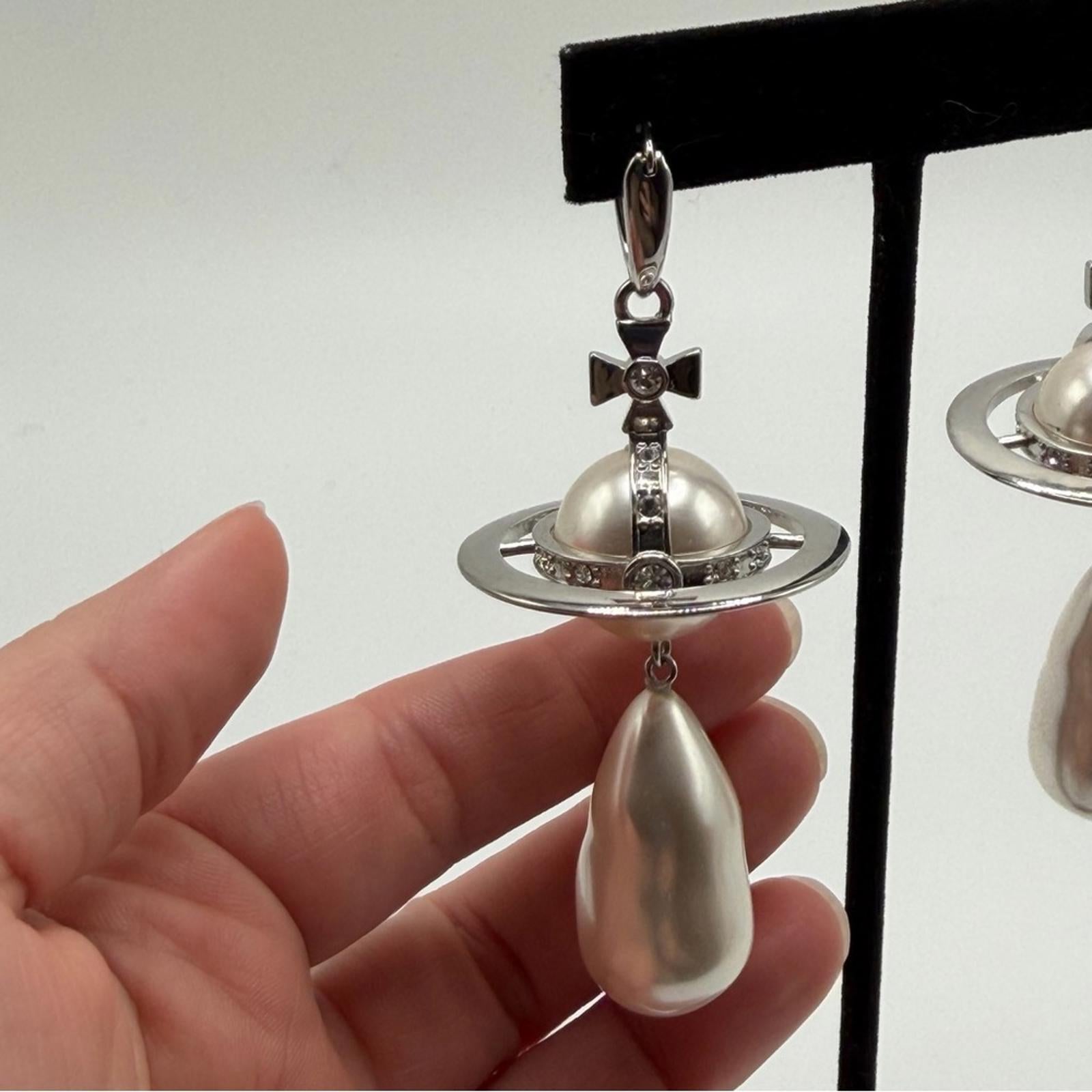 VIVIENNE WESTWOOD ORB BAROQUE PEARL DROP EARRINGS – SILVER