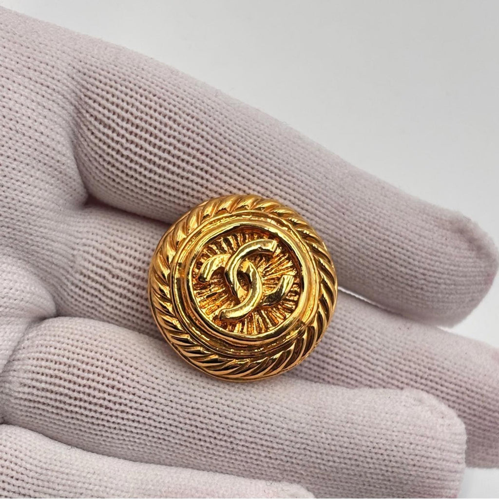 Chanel Vintage Gold Tone CC Logo Round Clip-On Earrings 93P