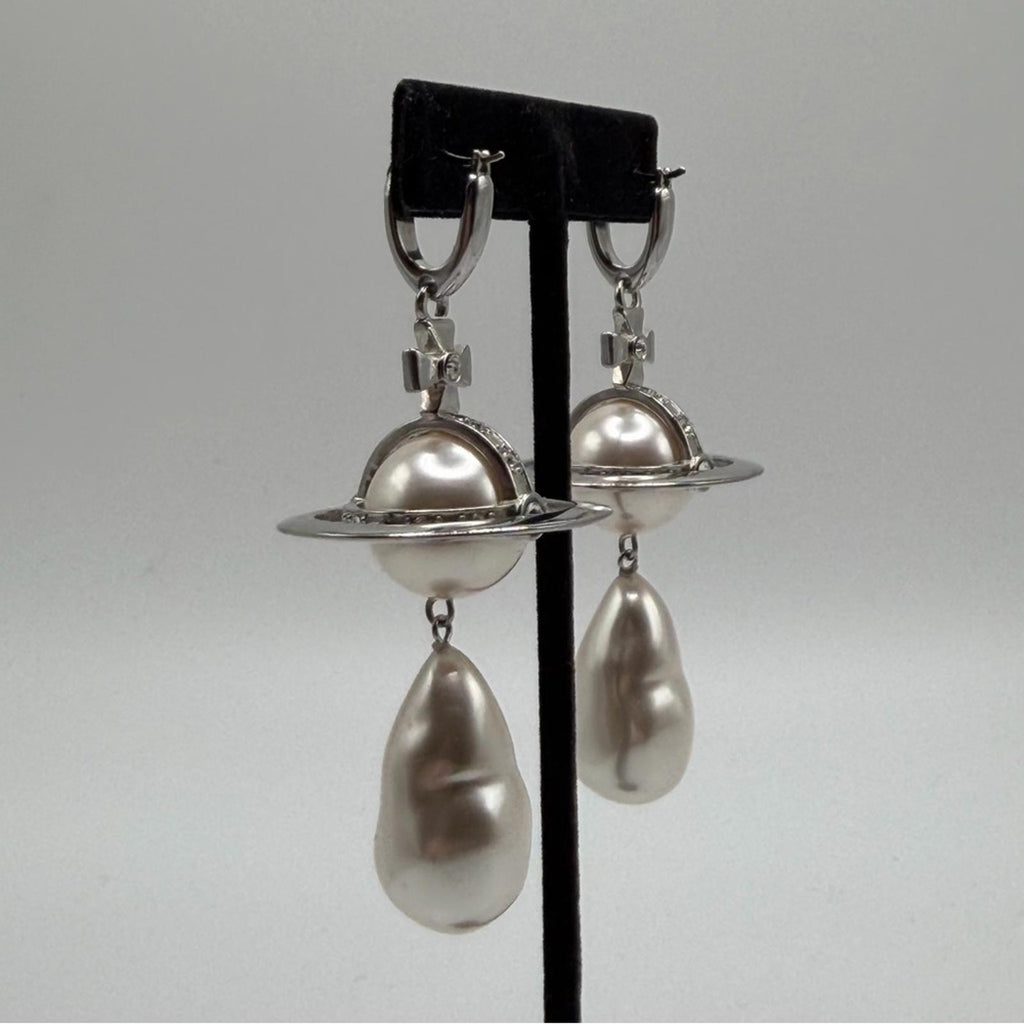 VIVIENNE WESTWOOD ORB BAROQUE PEARL DROP EARRINGS – SILVER