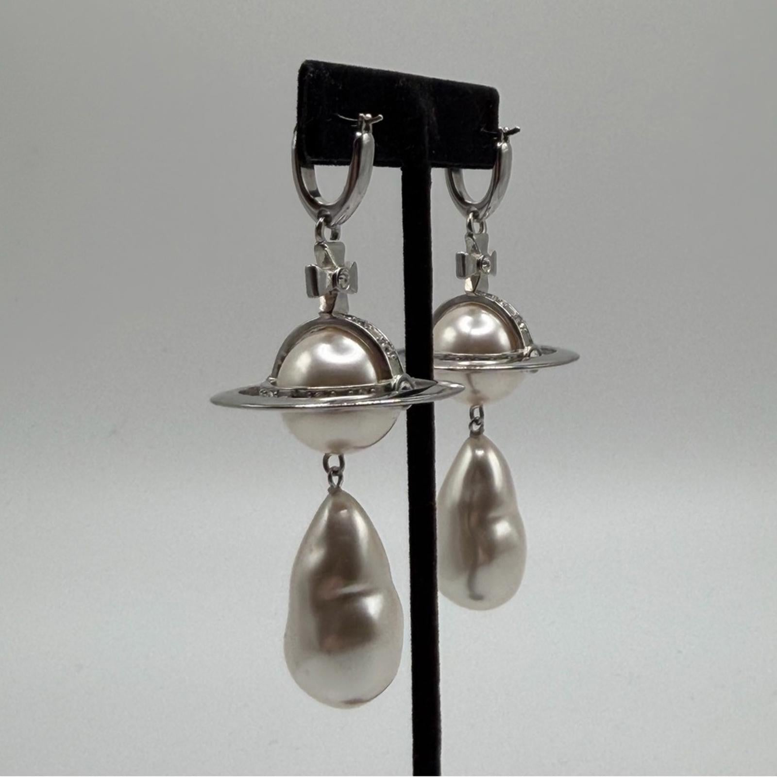 VIVIENNE WESTWOOD ORB BAROQUE PEARL DROP EARRINGS – SILVER
