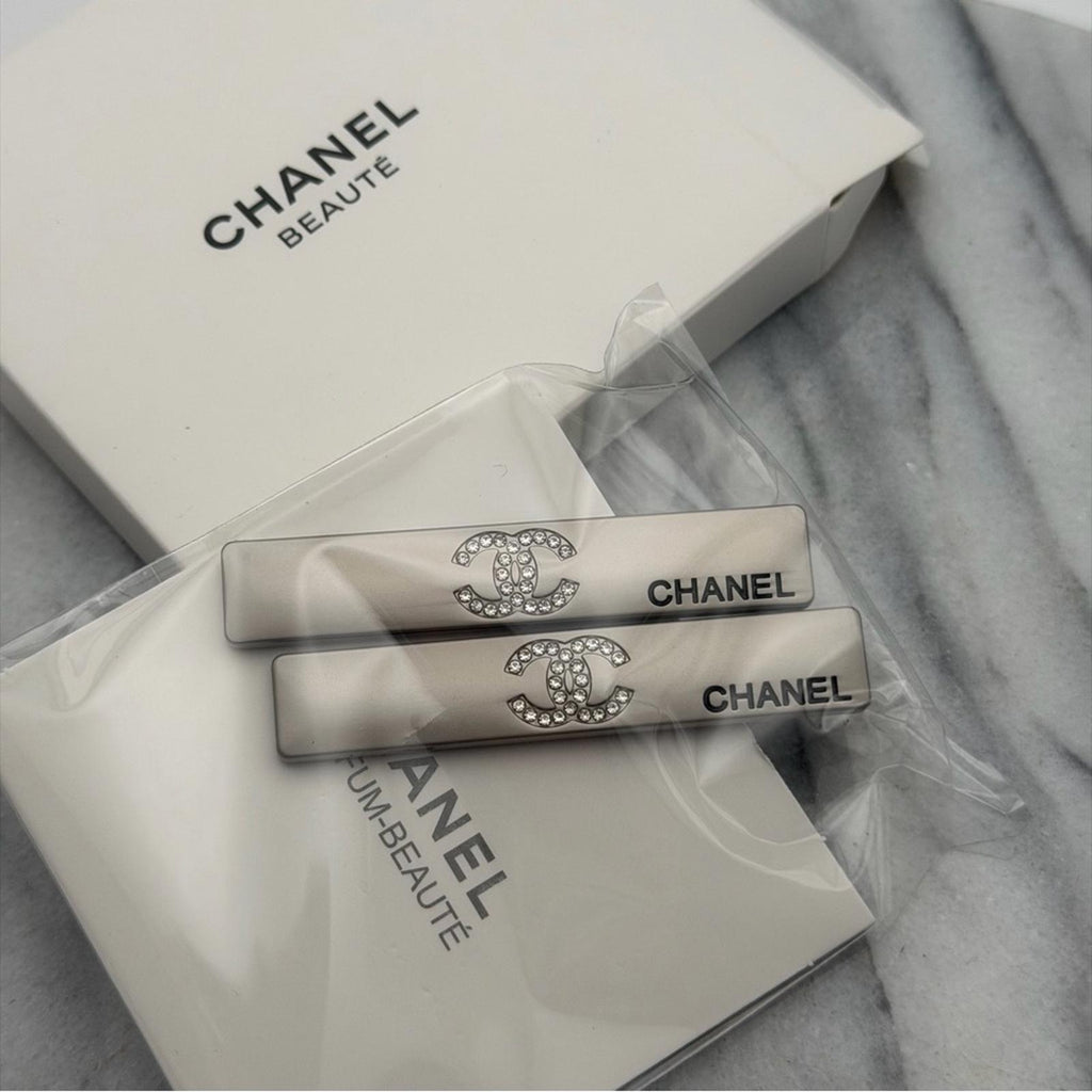 CHANEL CC LOGO HAIR CLIP SET – CRYSTAL & CREAM (SET OF 2)