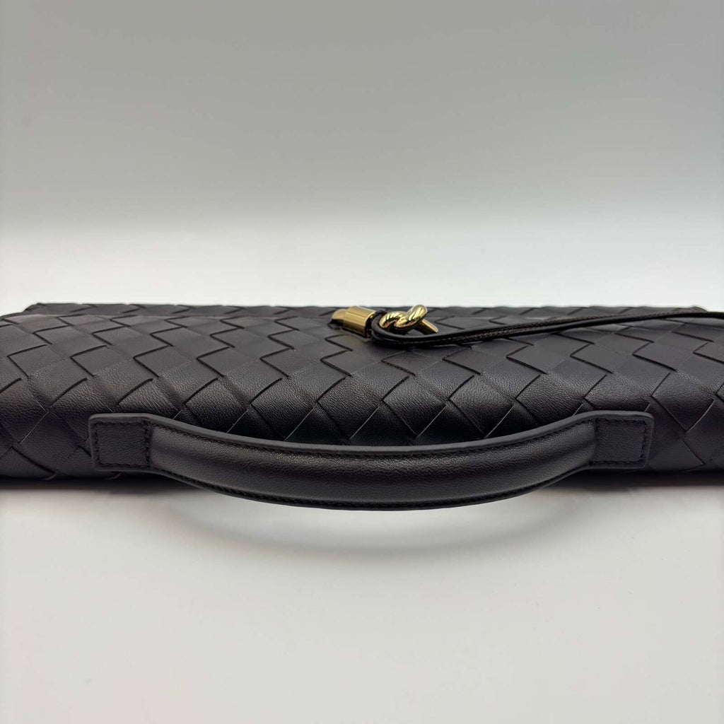 Bottega Veneta Andiamo Intrecciato Clutch in Fondant