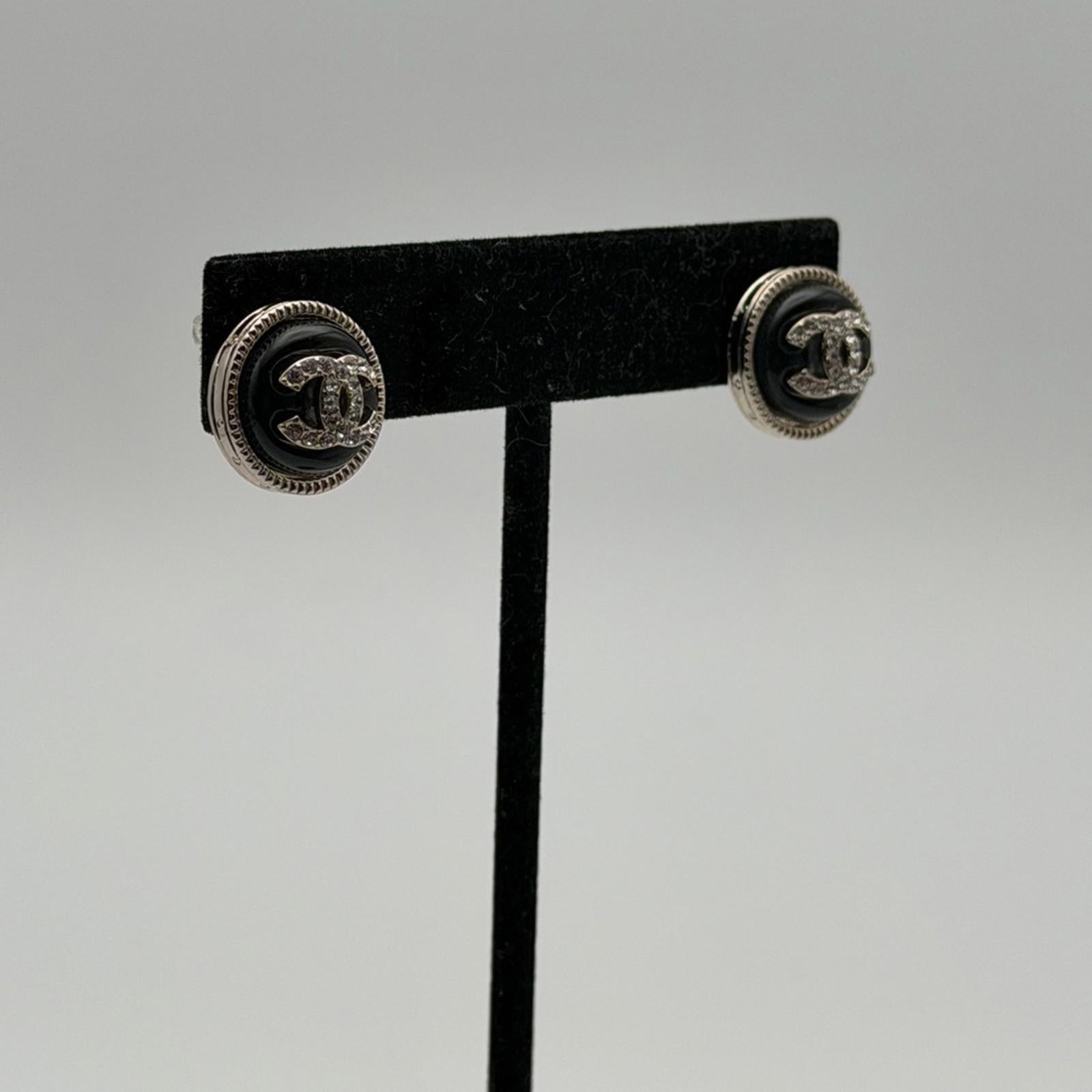 CHANEL ROUND CC LOGO STUD EARRINGS – SILVER TONE / BLACK