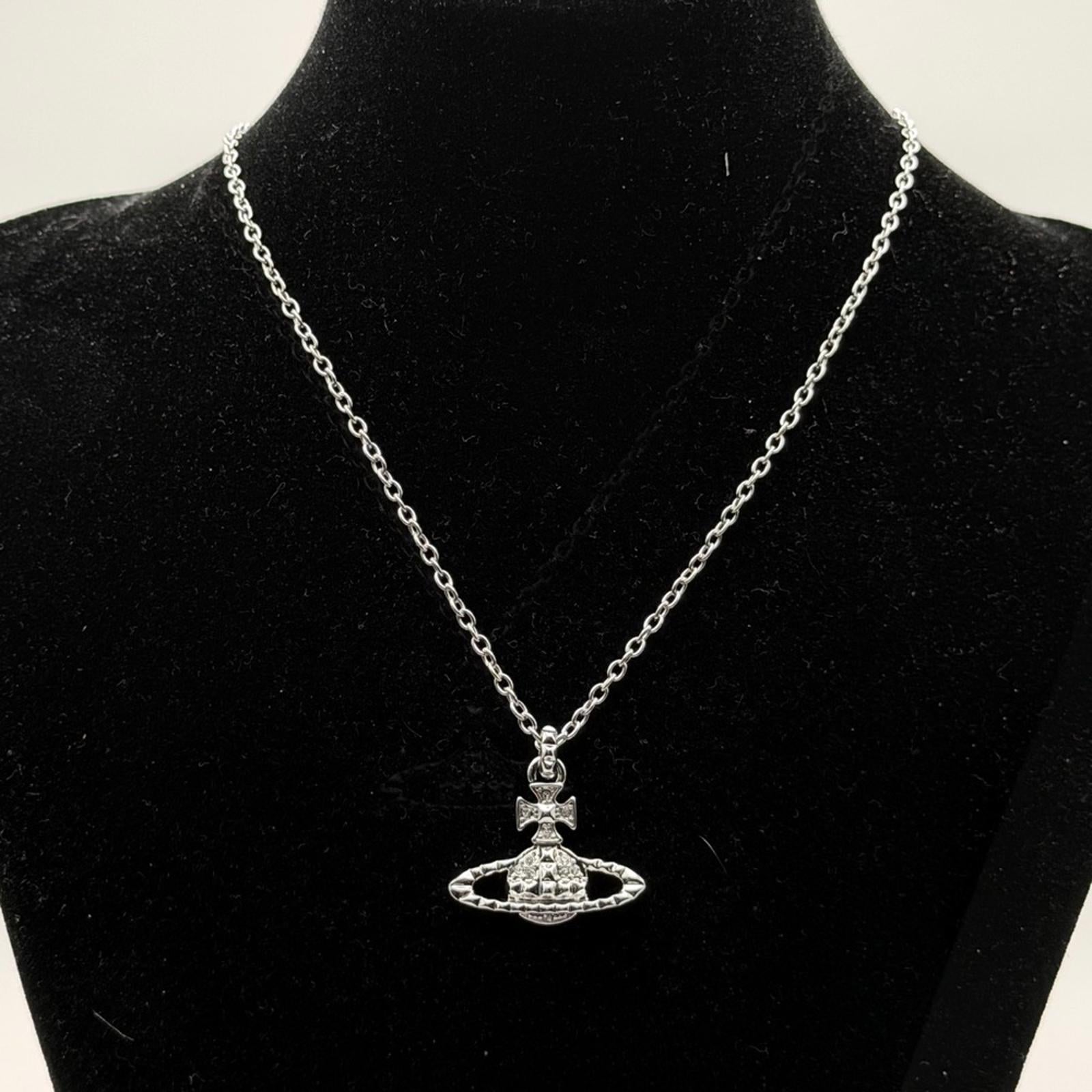 VIVIENNE WESTWOOD MAYFAIR BAS RELIEF ORB PENDANT NECKLACE – SILVER / CRYSTAL