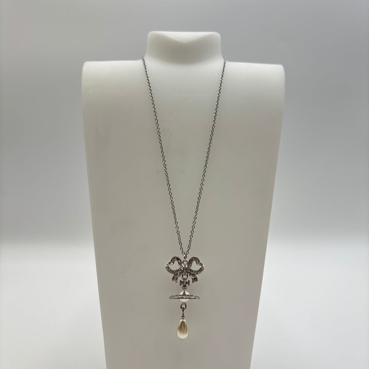 Vivienne Westwood Rigoberta Pearl Bow Orb Pendant Necklace – Silver / White