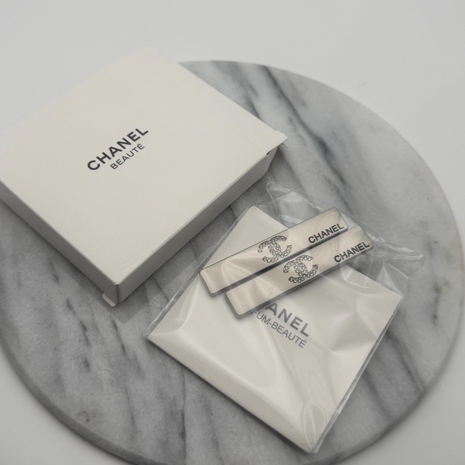 CHANEL CC LOGO HAIR CLIP SET – CRYSTAL & CREAM (SET OF 2)