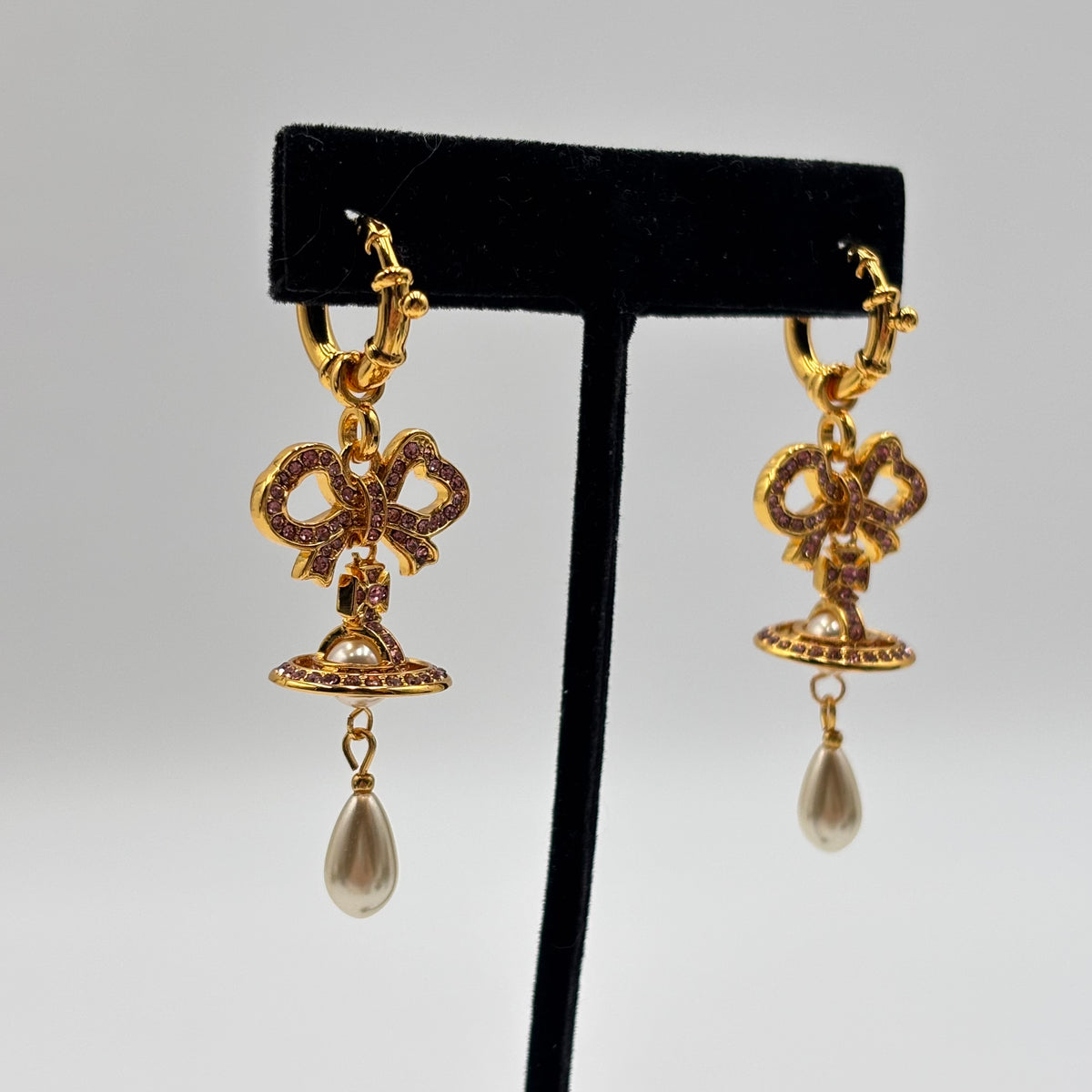 Vivienne Westwood Rigoberta Pearl Bow Orb Drop Earrings – Gold / Pink