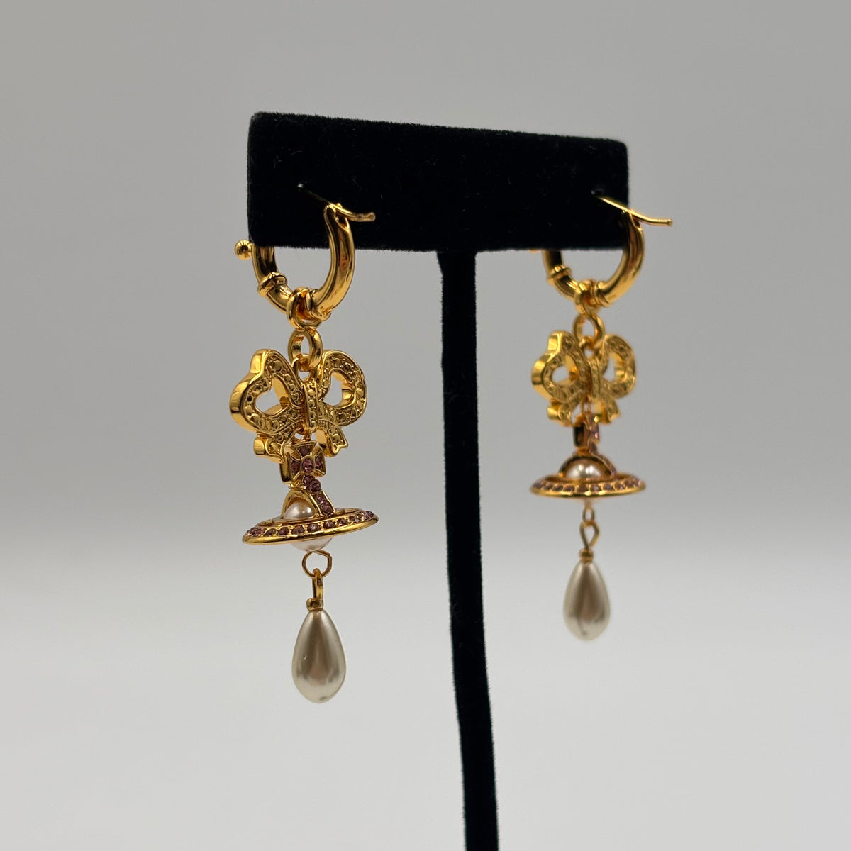 Vivienne Westwood Rigoberta Pearl Bow Orb Drop Earrings – Gold / Pink
