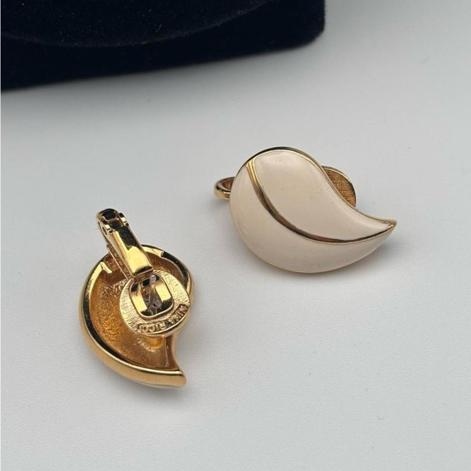 Nina Ricci
Vintage 1980's Gold
Tone Necklace & Earrings - Signed