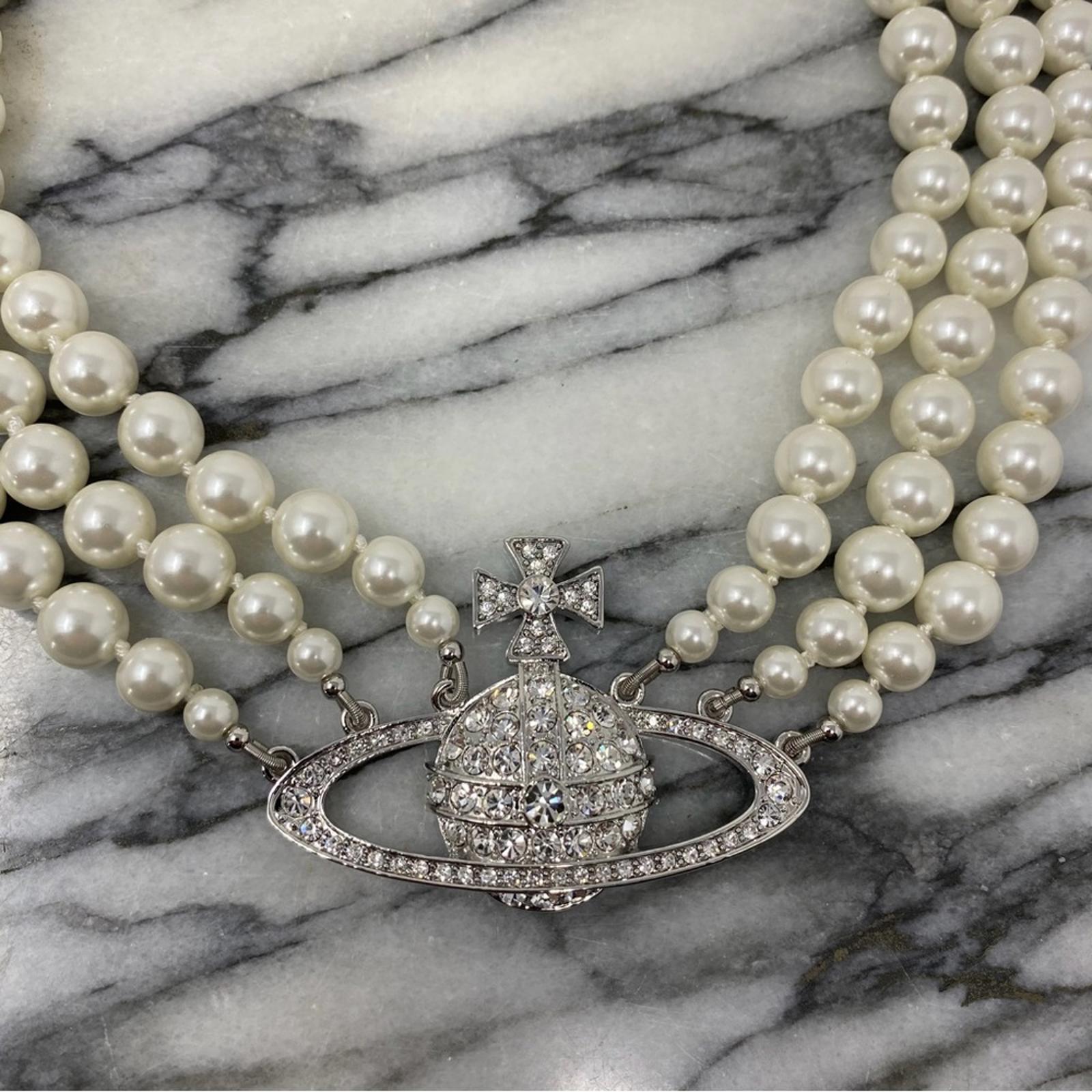 VIVIENNE WESTWOOD THREE ROW PEARL BAS RELIEF CHOKER