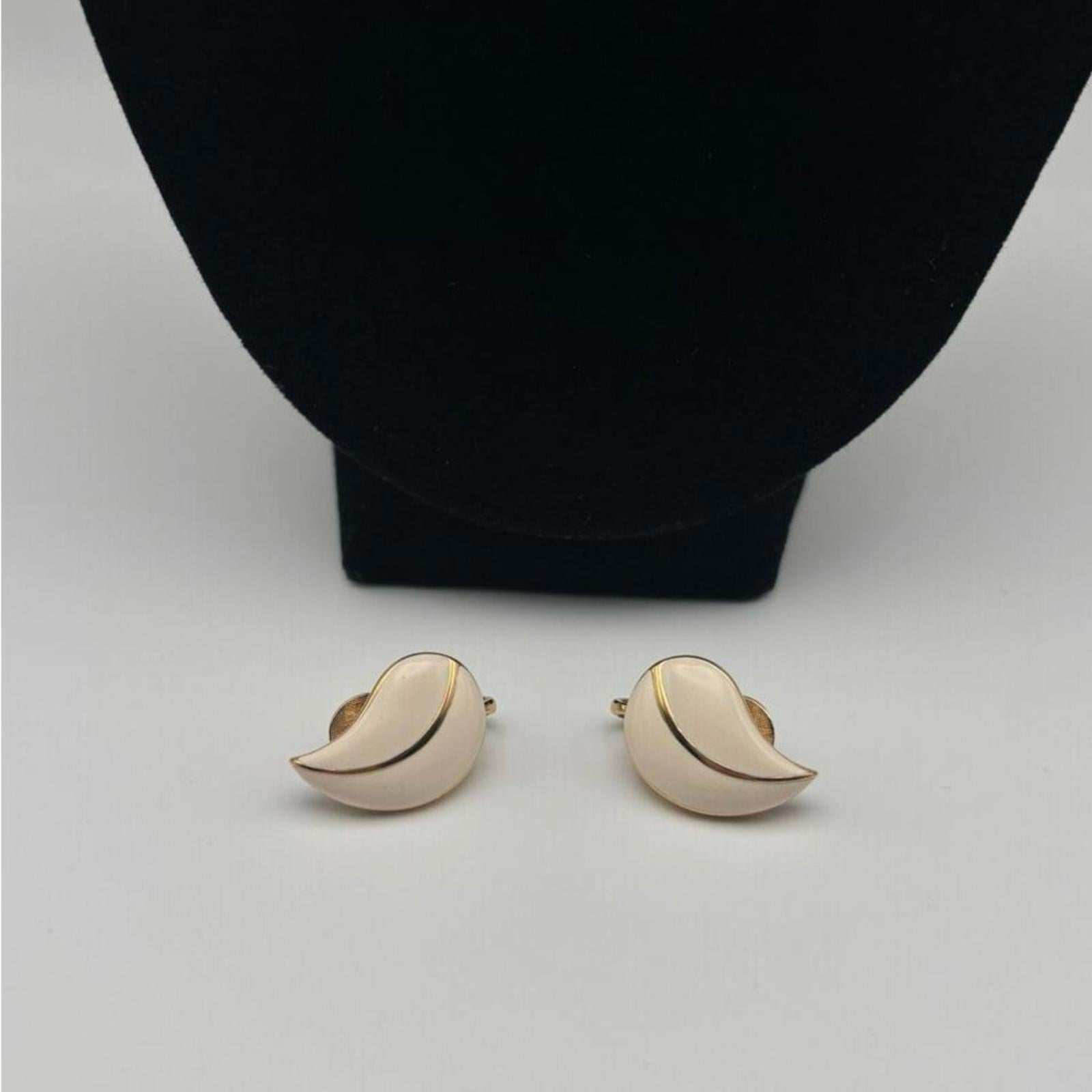 Nina Ricci
Vintage 1980's Gold
Tone Necklace & Earrings - Signed